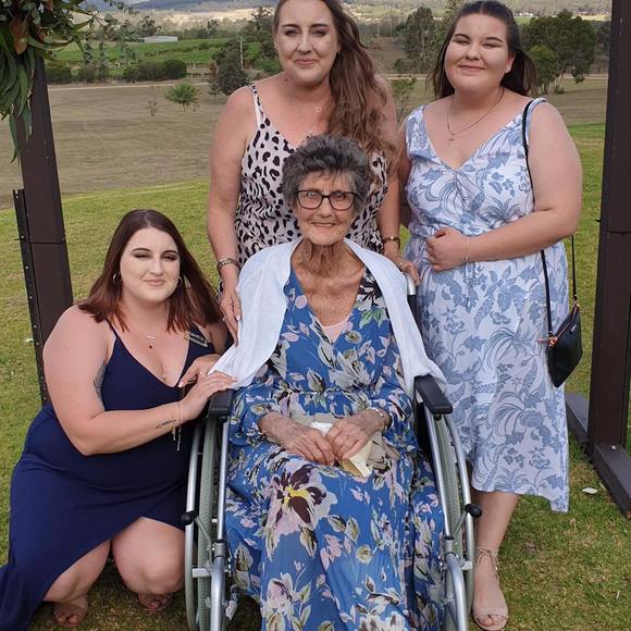 Meet your Posher, Nicole - Picture 1 of 1